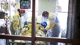 Beteget ápolnak a St. Luke's Boise Medical Center idaho-i kórházában az intenzív osztályon