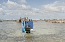Außenminister Simon Kofe an einem Strand von Tuvalu bei der Aufzeichnung seiner Rede