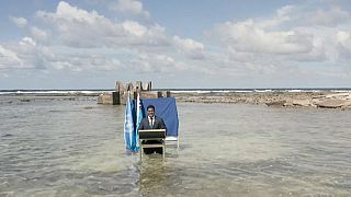 Ministro de Tuvalu pede ajuda à COP26 de fato e gravata no mar