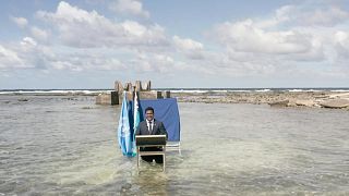 Министр иностранных дел Тувалу Саймон Кофе выступает на саммите COP26