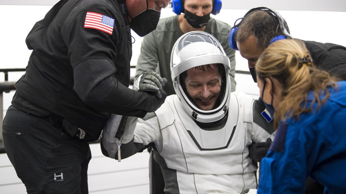 Fransız astronot Thomas Pesquet Space X kapsülünden çıkarılırken