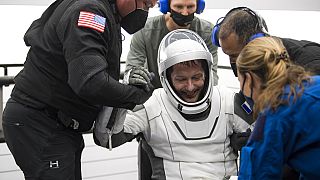 Fransız astronot Thomas Pesquet Space X kapsülünden çıkarılırken