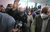 Ricardo Martinelli saluda mientras él y su esposa Marta Linares de Martinelli llegan al tribunal para su juicio, 8/11/2021, Ciudad de Panamá, Panamá