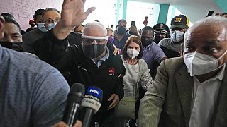 Ricardo Martinelli saluda mientras él y su esposa Marta Linares de Martinelli llegan al tribunal para su juicio, 8/11/2021, Ciudad de Panamá, Panamá