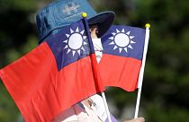 پرچم تایوان در دستان یک شهروند این جزیره