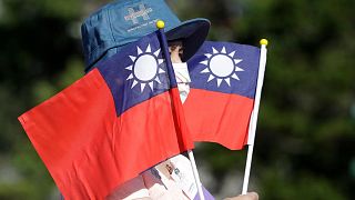 پرچم تایوان در دستان یک شهروند این جزیره