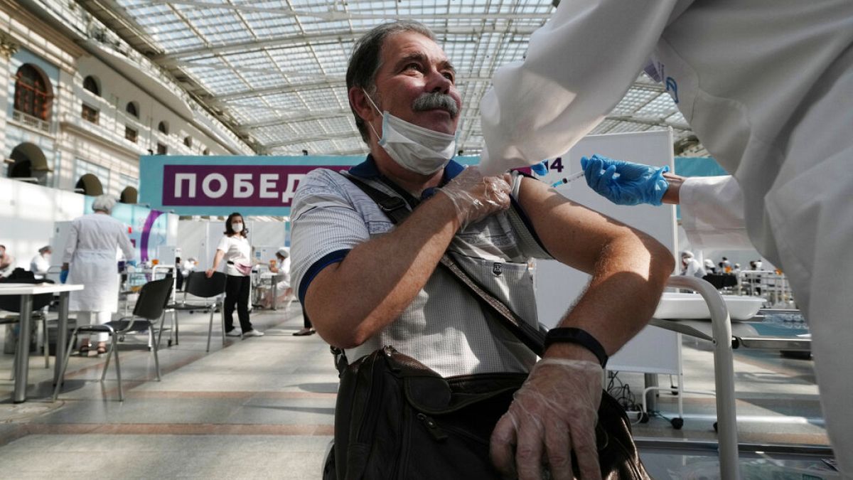 Ρώσος πολίτης κάνει το εμβόλιο