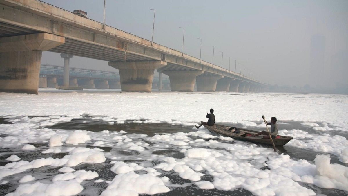 رغوة سامة تطفو على سطح نهر مقدس في الهند