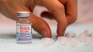 Vacina da Moderna terá revelado maior risco cardíaco que a rival Pfizer/BioNTech