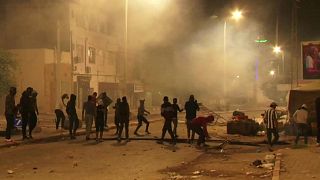 قوات الأمن التونسية تطلق الغاز المسيل للدموع لتفريق متظاهرين بالقرب من مدينة صفاقس.