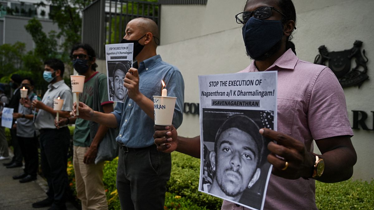 نشطاء يحملون لافتات ناغاينثران ك. دارمالينغام خلال وقفة احتجاجية على ضوء الشموع ضد الإعدام الوشيك في كوالا لامبور، سنغافورة.