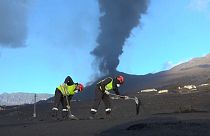 La Unidad Militar de Emergencias (UME) sacando ceniza del volcán Cumbre Vieja en la isla canaria de La Palma (España).
