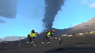 La Unidad Militar de Emergencias (UME) sacando ceniza del volcán Cumbre Vieja en la isla canaria de La Palma (España). 