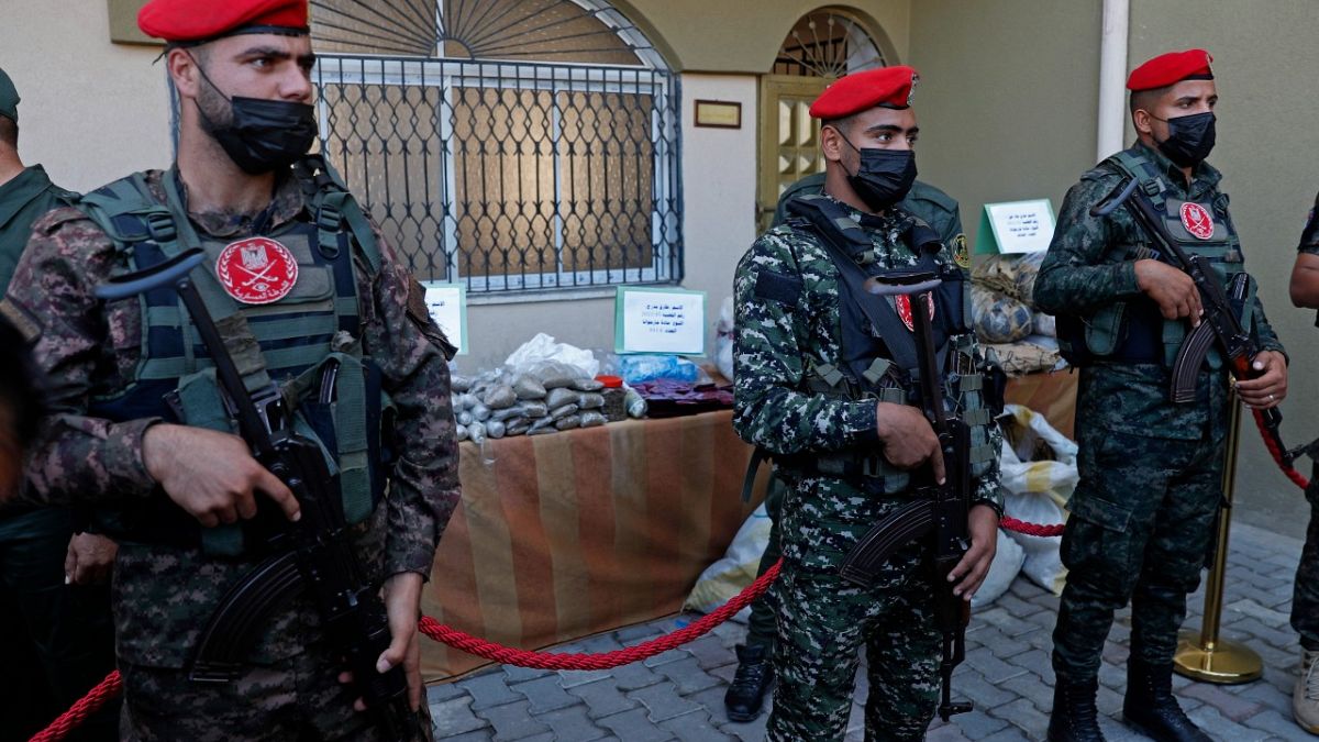 قوات الأمن التابعة لحماس بعد القبض على كيلوغرامات الماريجوانا وآلاف حبوب الترامادول، قطاع غزة.
