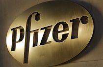 شعار شركة فايزر Pfizer في مقر الشركة العالمي في نيويورك، يوم الإثنين 23 نوفمبر 2015