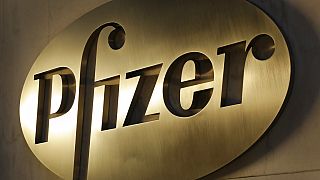 شعار شركة فايزر Pfizer في مقر الشركة العالمي في نيويورك، يوم الإثنين 23 نوفمبر 2015