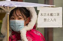 Çin'de Covid-19 salgınına karşı maske takmak hala zorunlu