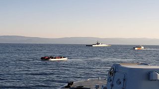 Σκάφη της τουρκικής ακτοφυλακής συνοδεύουν βάρκα με μετανάστες στη Λέσβο