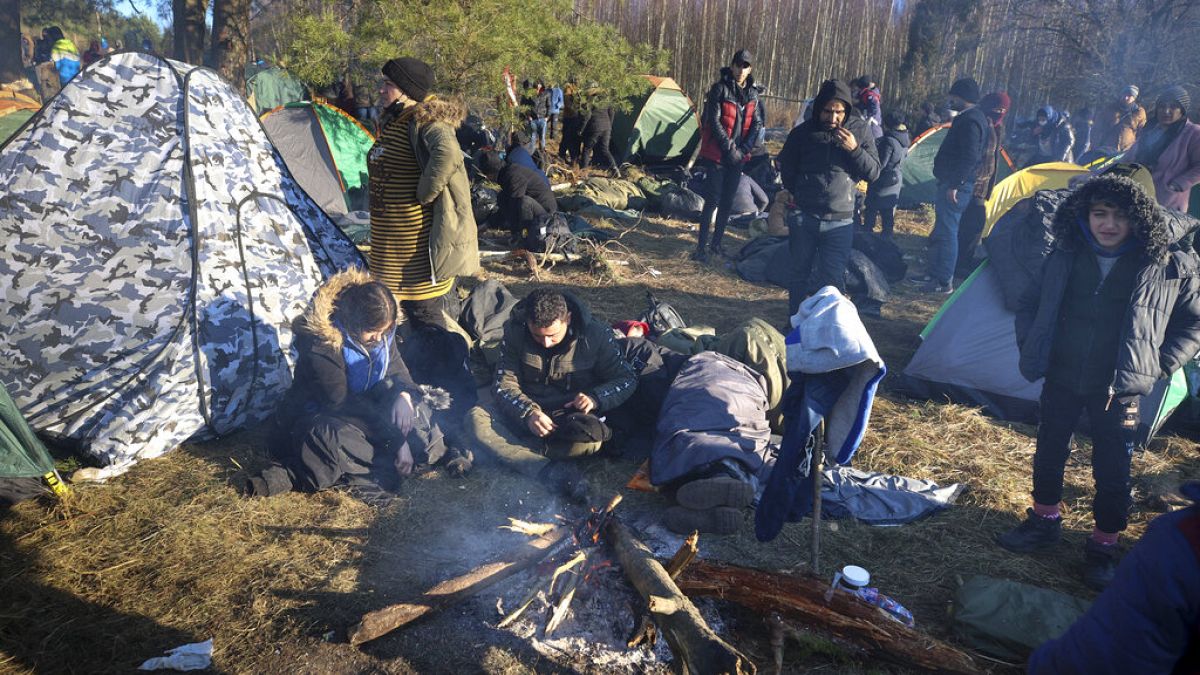Aralarında çok sayıda çocuk ve kadının da bulunduğu 2 bine yakın göçmen, ormanlık alandaki sınır tellerinin önünde kurdukları çadırlarda kaldı