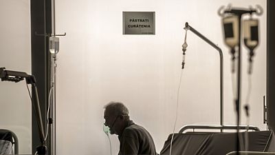 Un paciente positivo de COVID-19 respira a través de una máscara de oxígeno en la sala de espera del Hospital Universitario de Urgencias, en Bucarest.