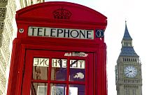 Simboli made in England: cabina telefonica rossa e Big Ben....