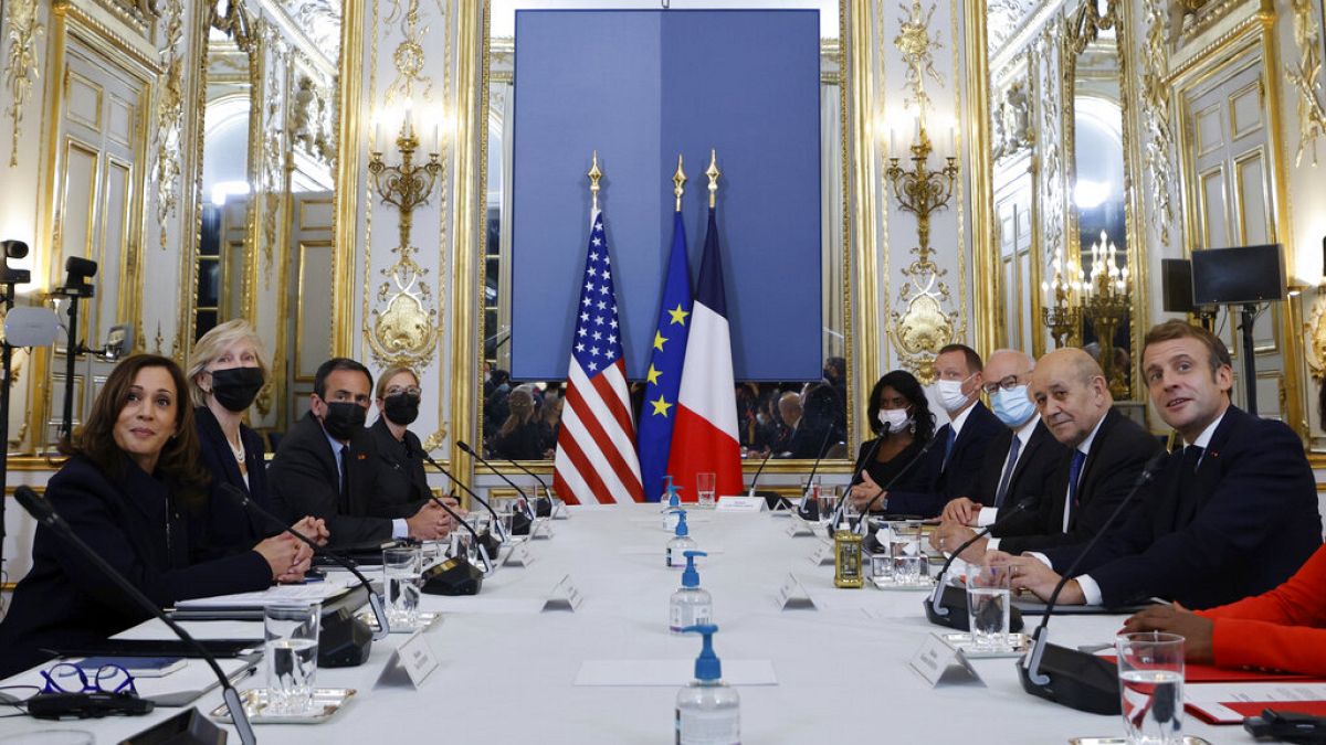 Az enyhülés jele, hogy az amerikai alelnök Párizsban Macronnal tárgyalt 