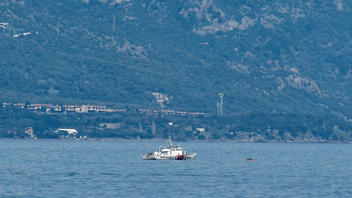سفينة تابعة لخفر السواحل التركي بالقرب من قارب مطاطي في البحر بين جزيرة ليسبوس والساحل التركي  في 6 مارس 2020.