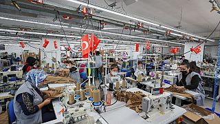 Tekstil fabrikasında çalışan işçiler