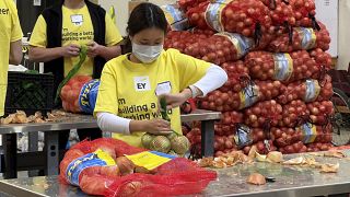 Una voluntaria trabaja en el banco de alimentos de Oakland, EE.UU.