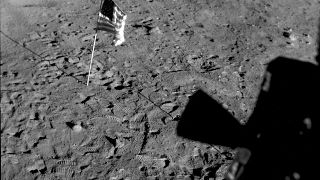 Ay'a ilk astronotlu iniş