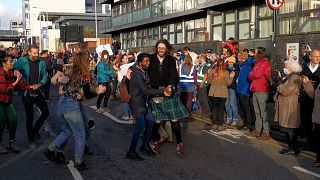 آموزش رقص اسکاتلندی به معترضین در حاشیه نشست کوپ ۲۶ در گلاسگو