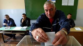 ARCHÍV - A 2006-os szerb népszavazáson az új alkotmányról dönthettek a választók
