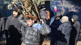 Illegális bevándorlók a lengyel határnál, a fehéroroszországi Grodno környékén 2021. november 9-én