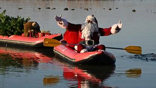 Nikolaus paddelt im Boot über den See Genezareth