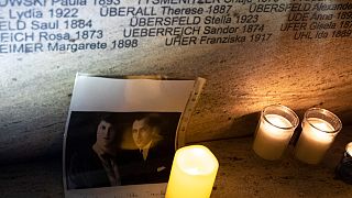 Kerzen und Fotos an  der Shoah-Gedenkstätte in Wien