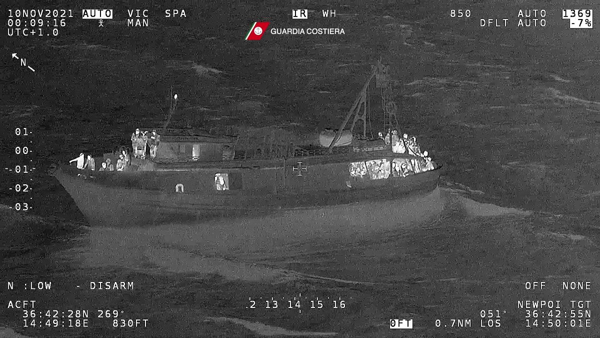 إنقاذ مئات المهاجرين العالقين على قارب صيد يواجه أمواجا عاتية 
