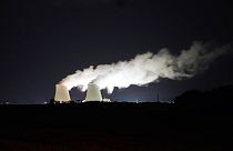 El vapor sale por la noche de la planta nuclear de Nogent-sur-Seine, a 110 kms (63 millas) al sureste de París, el domingo 8 de agosto de 2021.