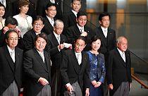 Le Premier ministre japonais Fumio Kishida entouré par les membres de son nouveau gouvernement, Tokyo, Japon, le 10 novembre 2021