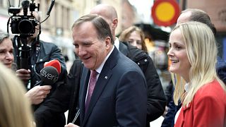 İstifasını sunmak üzere Meclis Başkanlığı'na giden İsveç Başbakanı Stefan Löfven'in etrafı gazetecilerce çevrildi