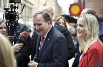 رئيس الوزراء السويدي ستيفان لوفين محاط بالصحفيين وهو يخرج من مقر الحكومة في ستوكهولم متوجهاً إلى رئيس البرلمان لتقديم استقالته، الأربعاء 10 نوفمبر 2021