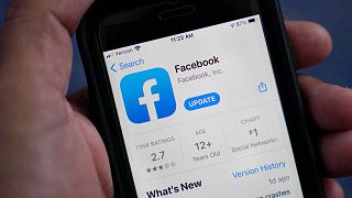 يظهر تطبيق فيسبوك على هاتف ذكي، في ولاية فلوريدا، الولايات المتحدة، 23 أبريل 2021