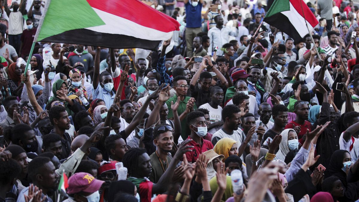 مواطنون سودانيون يرددون شعارات خلال احتجاج في الخرطوم، السودان، السبت 30 أكتوبر/تشرين الأول 2021.