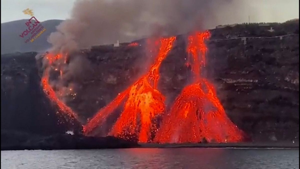 La lava del volcán Cumbre Vieja llega al océano Atlántico por la playa de Los Guirres, en Tazacorte, La Palma (España)..  