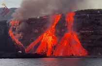 La lava del volcán Cumbre Vieja llega al océano Atlántico por la playa de Los Guirres, en Tazacorte, La Palma (España)..