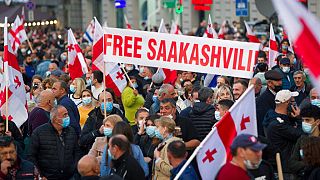 Mikhail Szaakasvili szabadon engedéséért tüntettek Tbilisiben 2021. október 14-én
