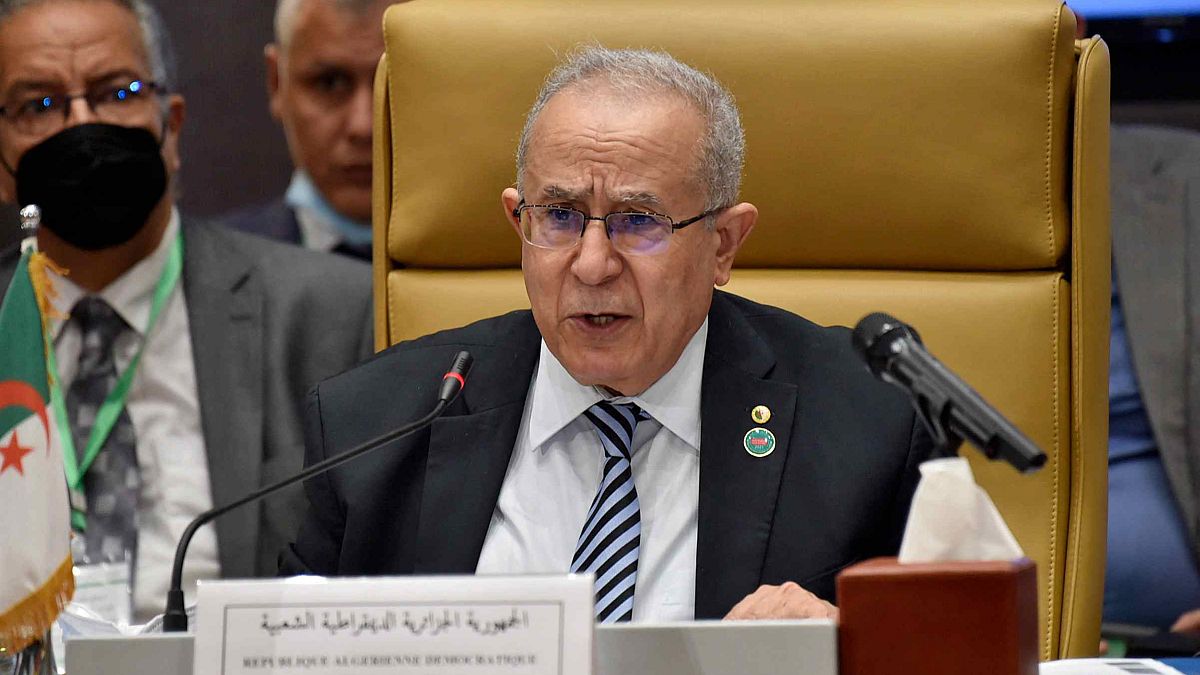 وزير الخارجية الجزائري رمتان لعمامرة يتحدث خلال اجتماع لجيران ليبيا في إطار الجهود الدولية للتوصل إلى تسوية سياسية، العاصمة الجزائرية الجزائر، 30 أغسطس