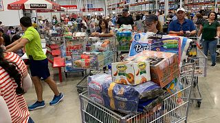 ABD'nin Florida eyaletinde bir süpermarkette alışveriş yapan vatandaşlar (arşiv)