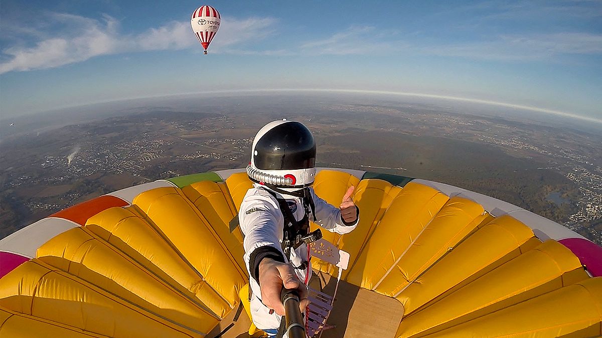 Un francés bate el récord mundial de altitud de pie sobre un globo aerostático con fines benéficos