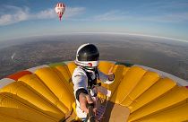 Rémi Ouvrard in piedi sulla sua mongolfiera a 4.000 metri d'altezza