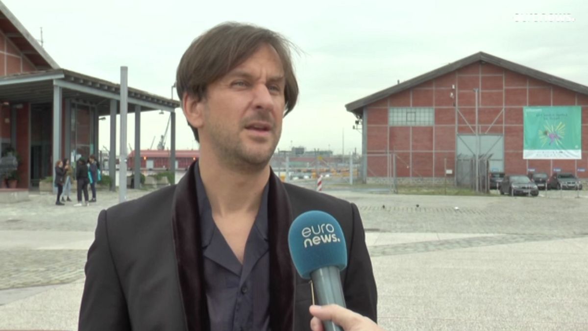 Fabricius Gábor rendező nyilatkozik az Euronews görögországi tudósítójának